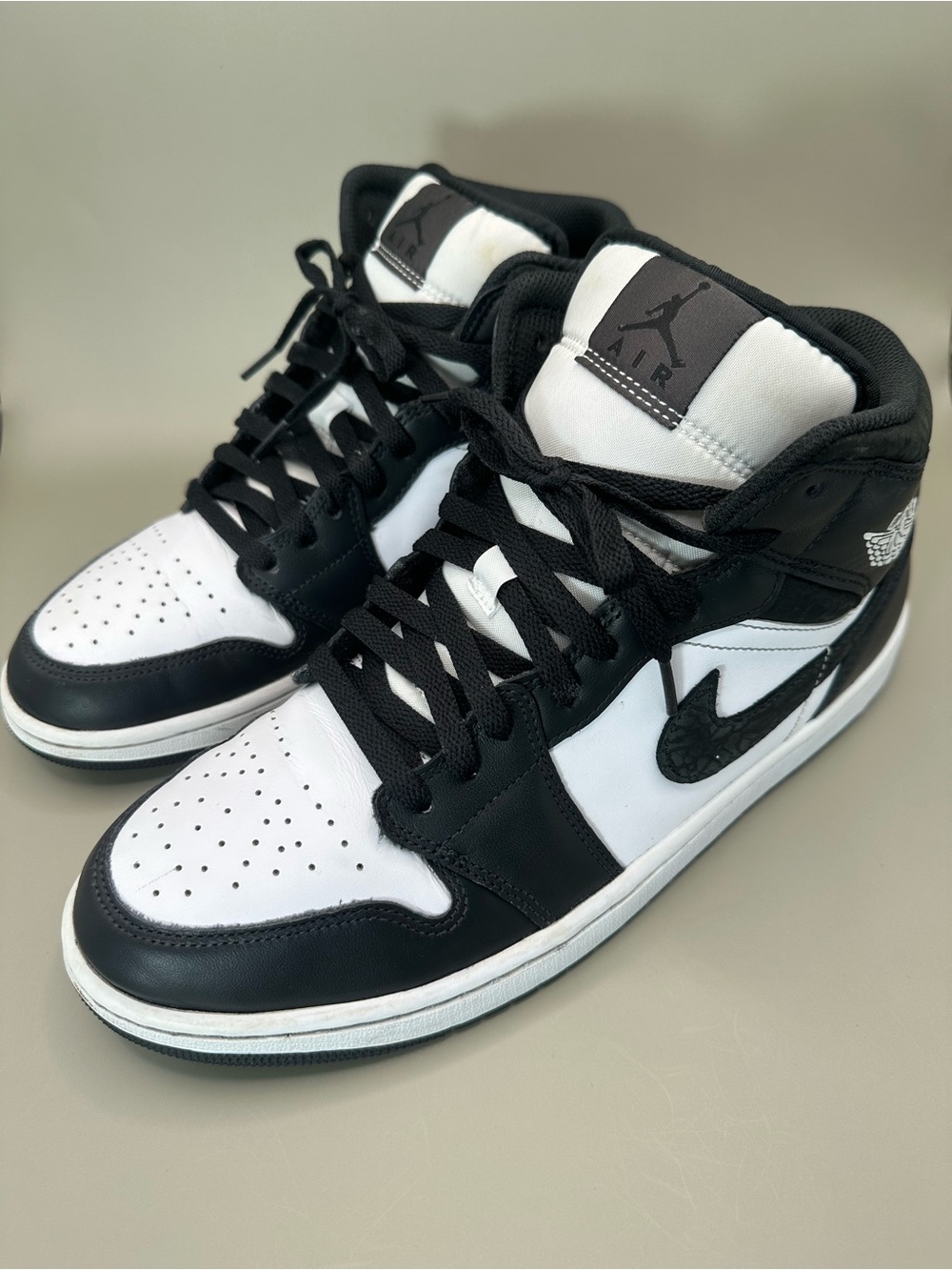 Jordan Air Jordan 1 Mid Mens Mid Top Lace-Up Sneakers Black/White Colorblock